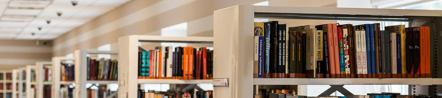 Regalreihen in einer Bibliothek