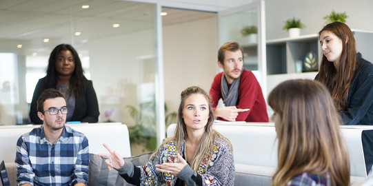 Studierende in einer Sitzecke beim Diskutieren