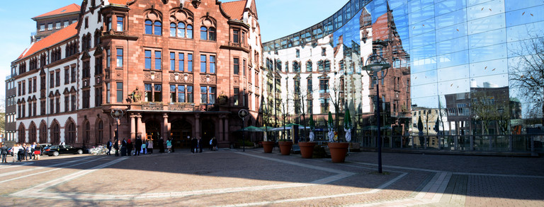 Fachwerkbau mit Glaßfassade