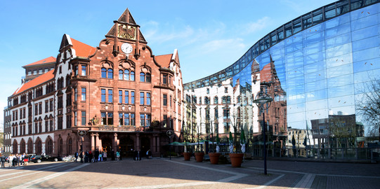 Fachwerkbau mit Glaßfassade