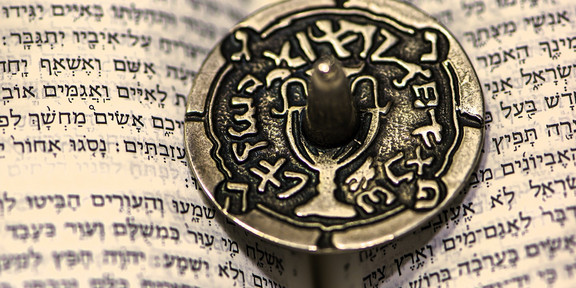 Dreidel auf hebräischer Bibel