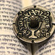 Dreidel auf hebräischer Bibel