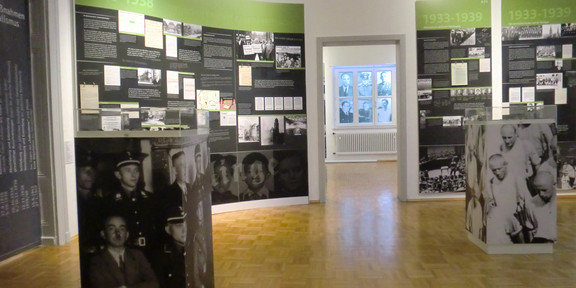 Museumsraum mit grün-schwarzen Informationstafeln