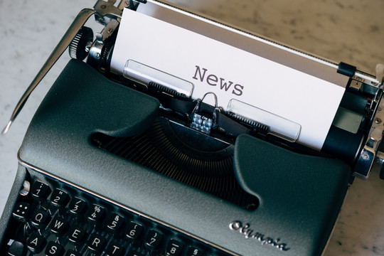 Schreibmaschine mit News-Zettel im Fach