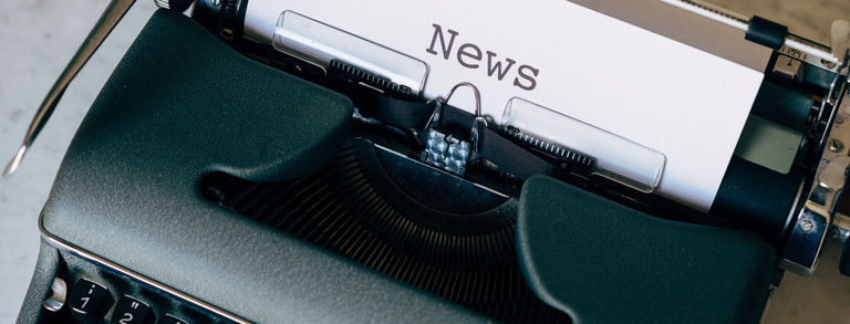 Schreibmaschine mit News-Zettel im Fach