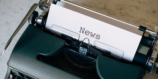 Schreibmaschine mit News-Zettel im Fach