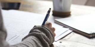 Bildauschnitt einer Person die Notizen macht