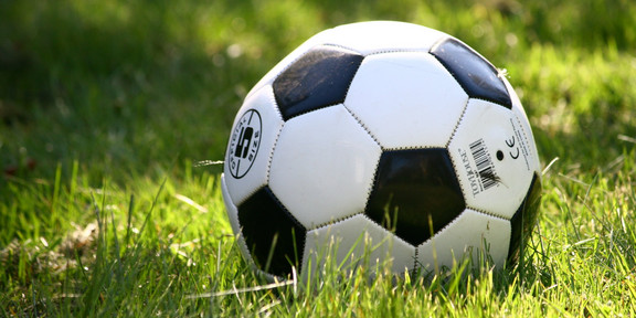 Fußball im Grass