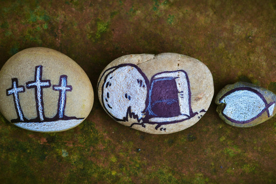 Steine mit Kreuzen, offenem Grab und Fischabbildung