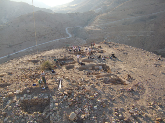Luftaufnahme einer Ausgrabung auf dem Tulul adh-Dhahab