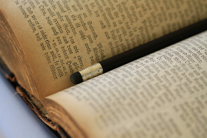 Fotoausschnitt einer alten Bibel mit Stift