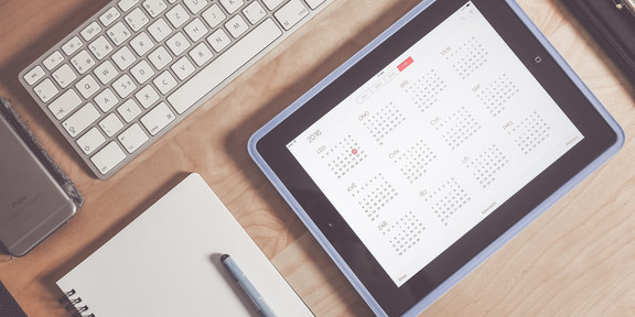 Tablett mit aufgerufenem Terminkalender auf einem Tisch