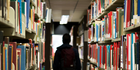 Schüler/Stundent in einer Bibliothek