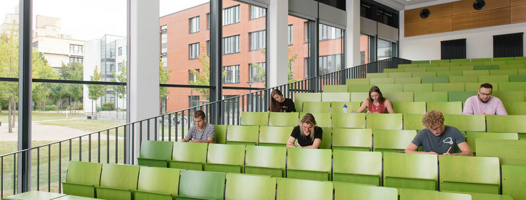 Studierende sitzen in einem Hörsaal.